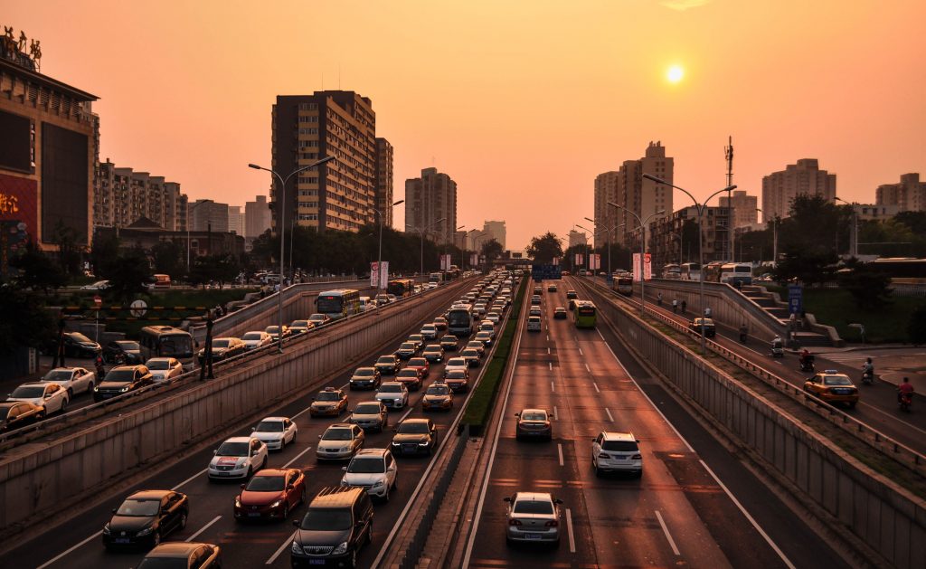 Pemantauan Lalu Lintas
Foto oleh Pixabay: https://www.pexels.com/id-id/foto/kendaraan-di-jalan-pada-golden-hour-210182/