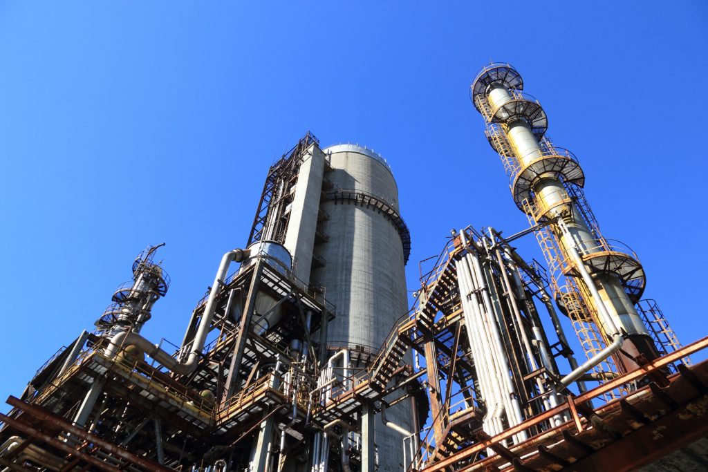 Photo by Pixabay: https://www.pexels.com/photo/low-angle-shot-of-manufacturing-plant-under-blue-sky-257700/

Kesimpulan