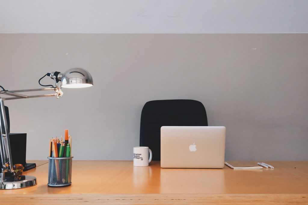 Photo by Pixabay: https://www.pexels.com/photo/silver-apple-macbook-on-brown-wooden-table-265072/

Kesimpulan