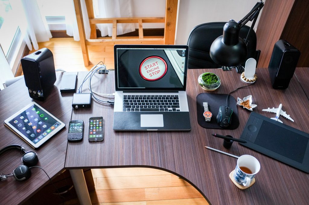 Photo by Pixabay: https://www.pexels.com/photo/black-and-white-laptop-computer-on-brown-wooden-desk-356056/

Bagaimana Internet of Things (IoT) Mempengaruhi Kehidupan Sehari-hari?