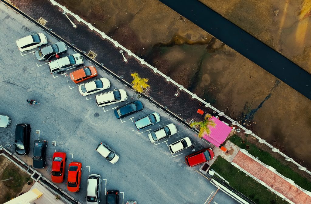 Photo by Pok Rie: https://www.pexels.com/photo/bird-s-eye-view-of-parked-cars-1004409/

Kesimpulan