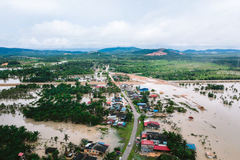 Photo by Pok Rie: https://www.pexels.com/photo/aerial-photo-of-flooded-village-14823608/

Cara Kerja Sensor Air: Deteksi Cepat dan Akurat Banjir