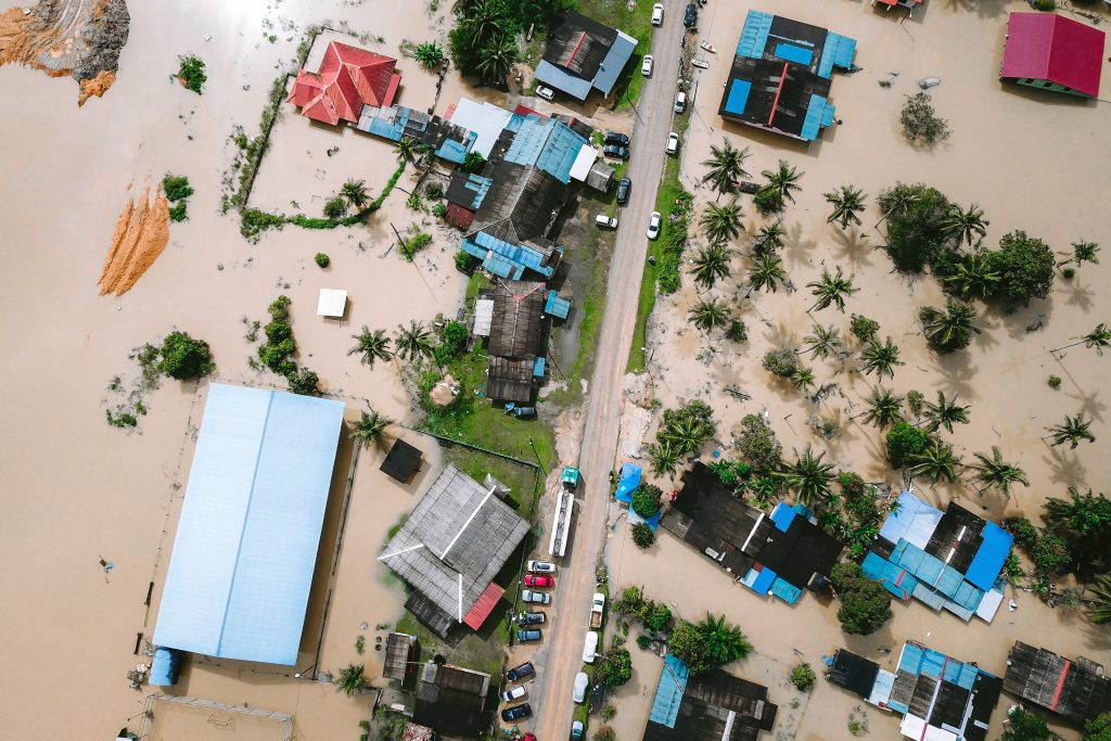 Photo by Pok Rie: https://www.pexels.com/photo/buildings-covered-with-the-water-14823611/

Kesimpulan