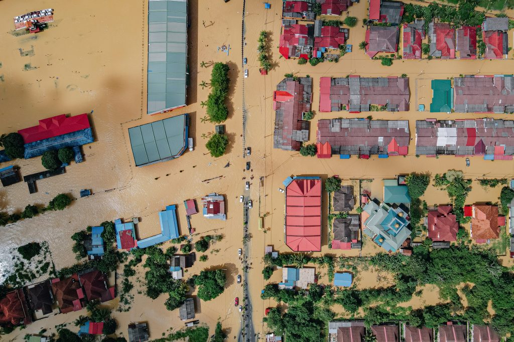 Photo by Pok Rie from Pexels: https://www.pexels.com/photo/flooded-small-village-with-residential-houses-6471927/

Pemantauan Banjir: Peran Sensor Kamera dan Citra