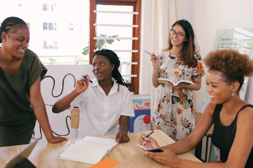 Strategic Planning
Foto oleh RF._.studio: https://www.pexels.com/id-id/foto/foto-wanita-tertawa-3810756/