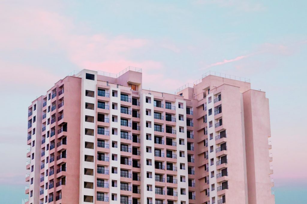 Photo by Rizwan Sayyed: https://www.pexels.com/photo/pink-and-white-building-2001829/

Pengurangan Pemborosan Energi dengan Sensor Kelembaban