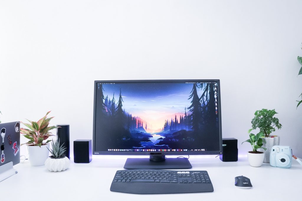 Photo by Sanni Sahil: https://www.pexels.com/photo/turned-on-black-flat-screen-computer-monitor-and-keyboard-2585916/

Meningkatkan Efisiensi dan Produktivitas