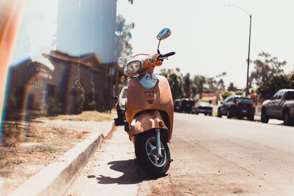 Photo by Spencer Selover: https://www.pexels.com/photo/parked-orange-motor-scooter-on-road-near-parked-vehicle-567443/

Peningkatan Umur Pakai Motor