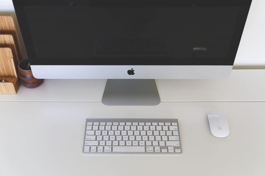 Photo by Startup Stock Photos: https://www.pexels.com/photo/silver-imac-apple-magic-mouse-and-apple-keyboard-7057/

Manfaat Pemantauan Kesehatan Berbasis Teknologi untuk Smart Living