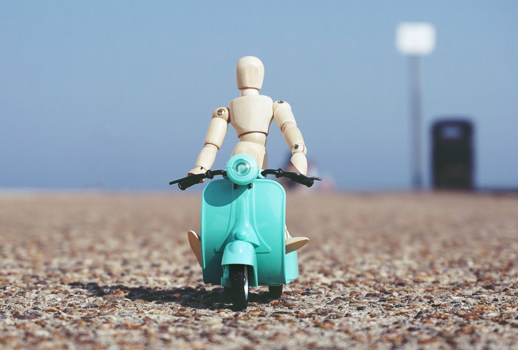 Photo by Suzy Hazelwood: https://www.pexels.com/photo/robot-toy-riding-a-scooter-2882361/

Pentingnya Pemantauan Suhu