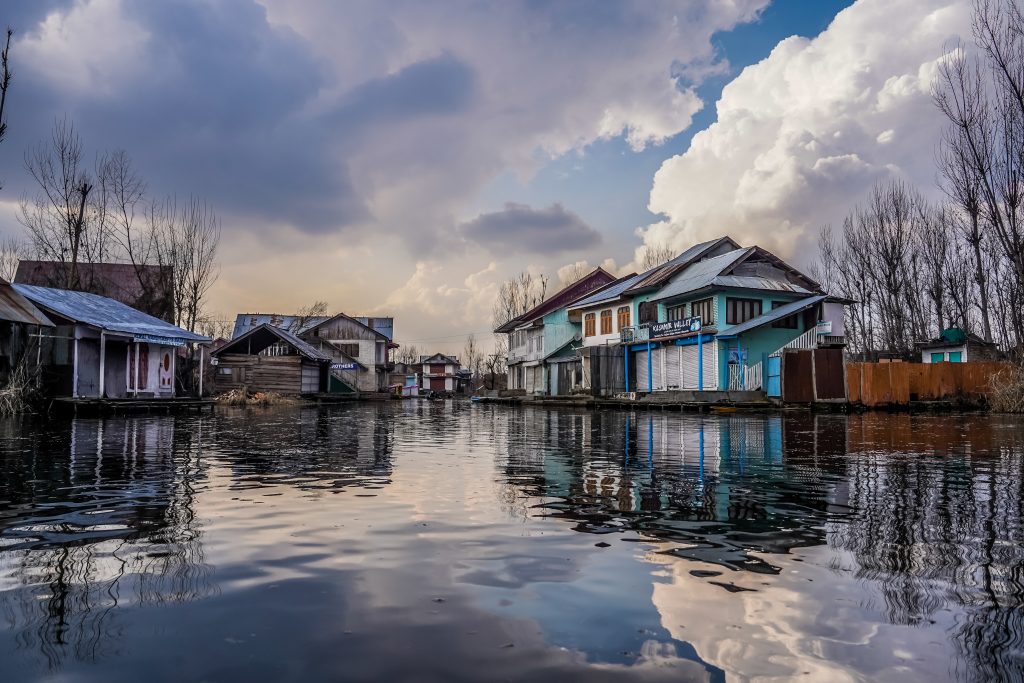 Photo by Syed Qaarif Andrabi: https://www.pexels.com/photo/blue-and-white-wooden-houses-beside-river-under-blue-and-white-cloudy-sky-10999526/

Banjir: Sensor Pergerakan untuk Pemantauan dan Respons