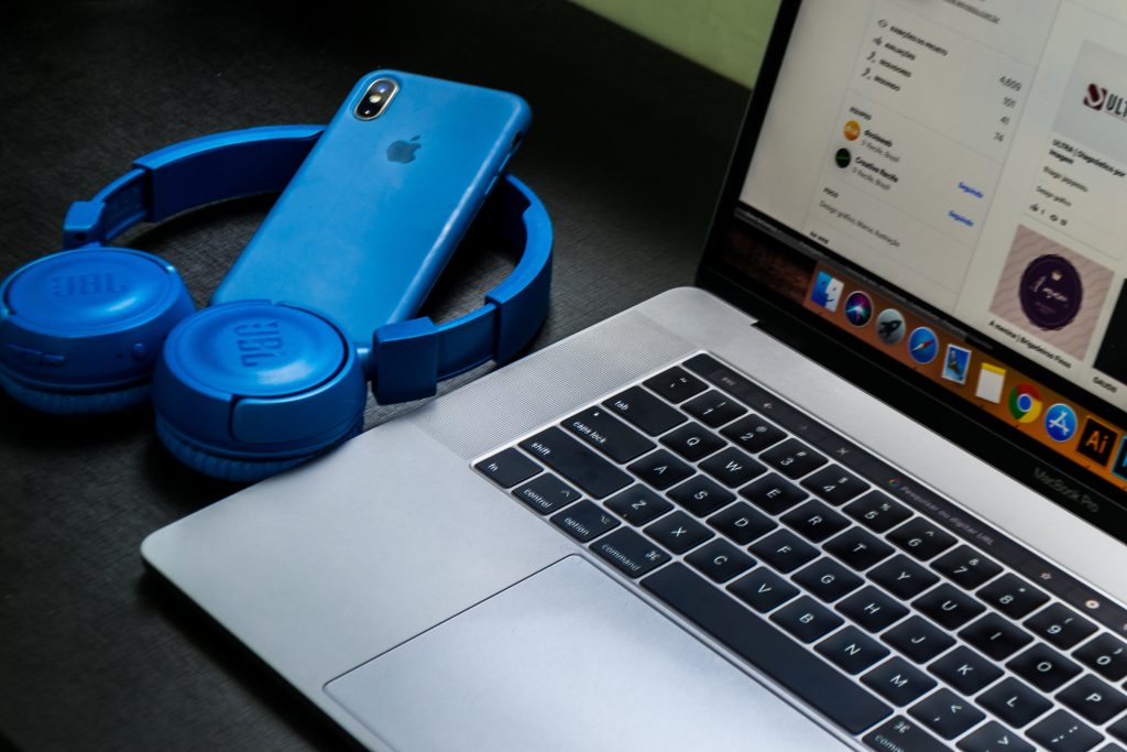 Photo by thiago japyassu: https://www.pexels.com/photo/macbook-pro-beside-blue-wireless-headphones-1113804/

Konsep Smart Living dan Komponennya