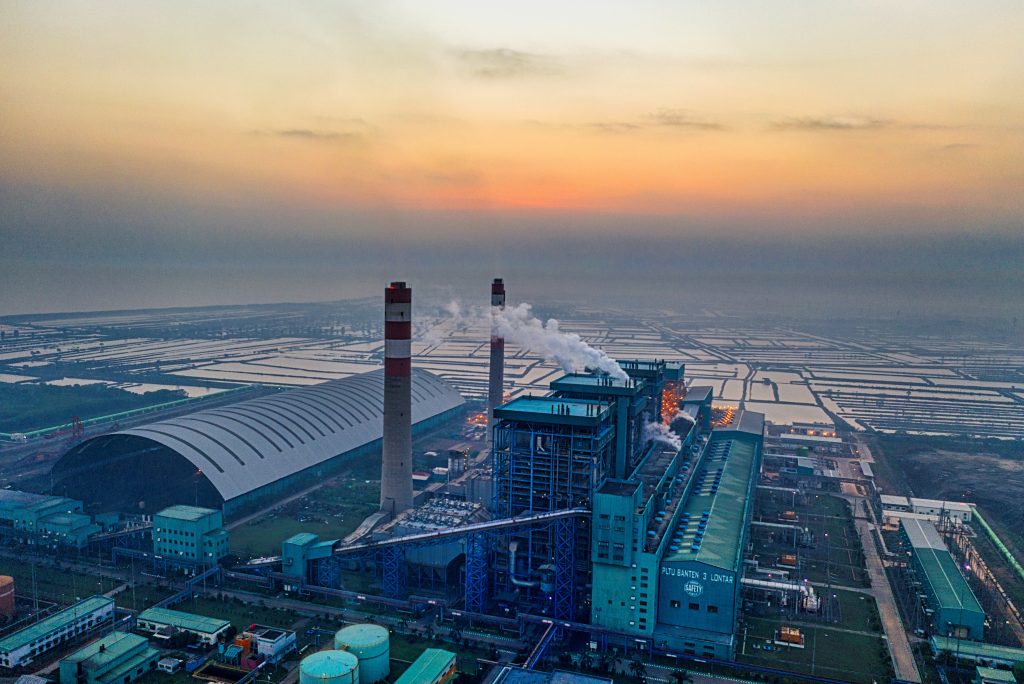 Photo by Tom Fisk: https://www.pexels.com/photo/aerial-shot-of-an-industrial-factory-5462674/

Keamanan Siber di Smart Industri: Mengatasi Ancaman Terkoneksi