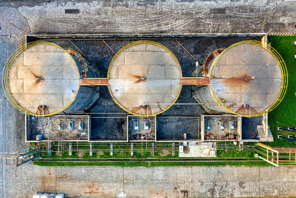 Photo by Tom Fisk: https://www.pexels.com/photo/round-metal-cylindrical-containers-at-factory-6060191/

Keunggulan Kompetitif Melalui Inovasi Teknologi pada Smart Industri