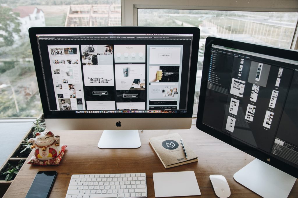 Photo by Tranmautritam: https://www.pexels.com/photo/turned-on-silver-imac-and-magic-keyboard-with-mouse-326508/

Kenyamanan dalam Kehidupan Sehari-hari