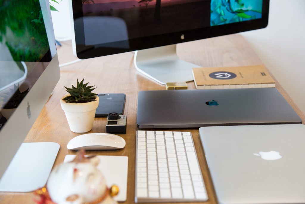 Photo by Tranmautritam: https://www.pexels.com/photo/windows-flat-screen-computer-monitor-beside-two-silver-macbooks-370470/

Privasi dan Keamanan Data dalam Era Smart Living