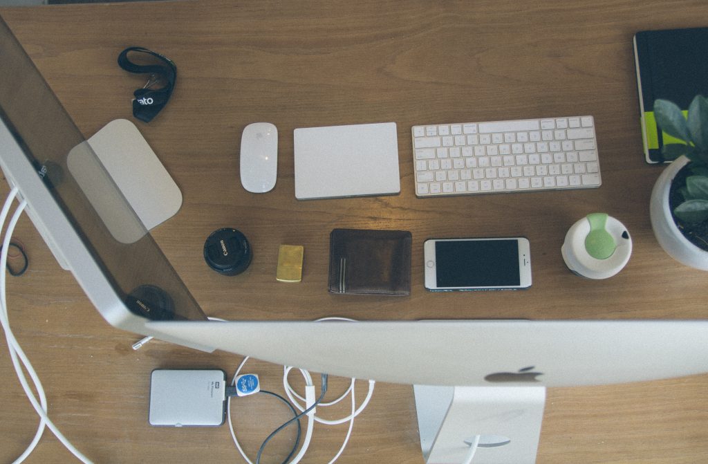 Photo by Tranmautritam: https://www.pexels.com/photo/silver-iphone-6-brown-bifold-wallet-brass-colored-flip-lighter-black-canon-zoom-lens-apple-magic-mouse-magic-keyboard-on-desk-next-to-green-potted-plant-48753/

Kesimpulan