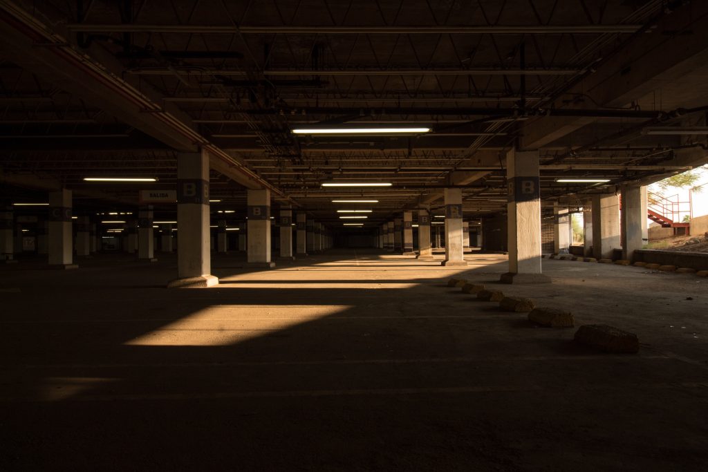 Photo by Vero Andrade from Pexels: https://www.pexels.com/photo/empty-parking-lot-6636193/

Kesimpulan