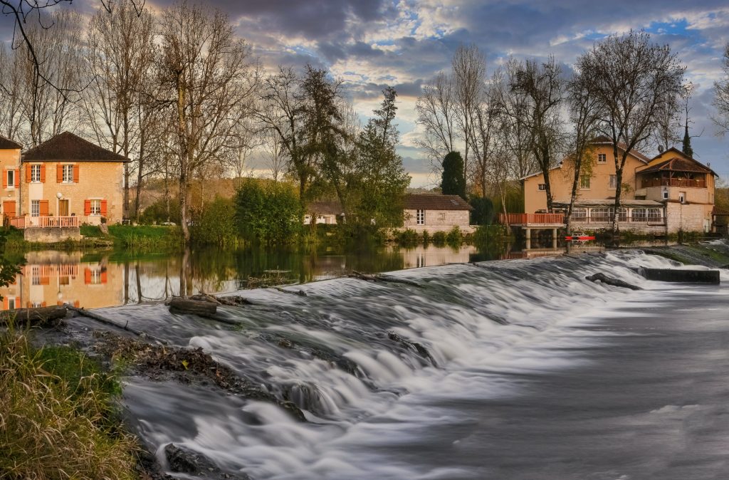 Mengungkap Cara Kerja Sensor Tinggi Air untuk Prediksi Banjir
Foto oleh Vincent  Sébart : https://www.pexels.com/id-id/foto/air-danau-sungai-air-terjun-17503295/