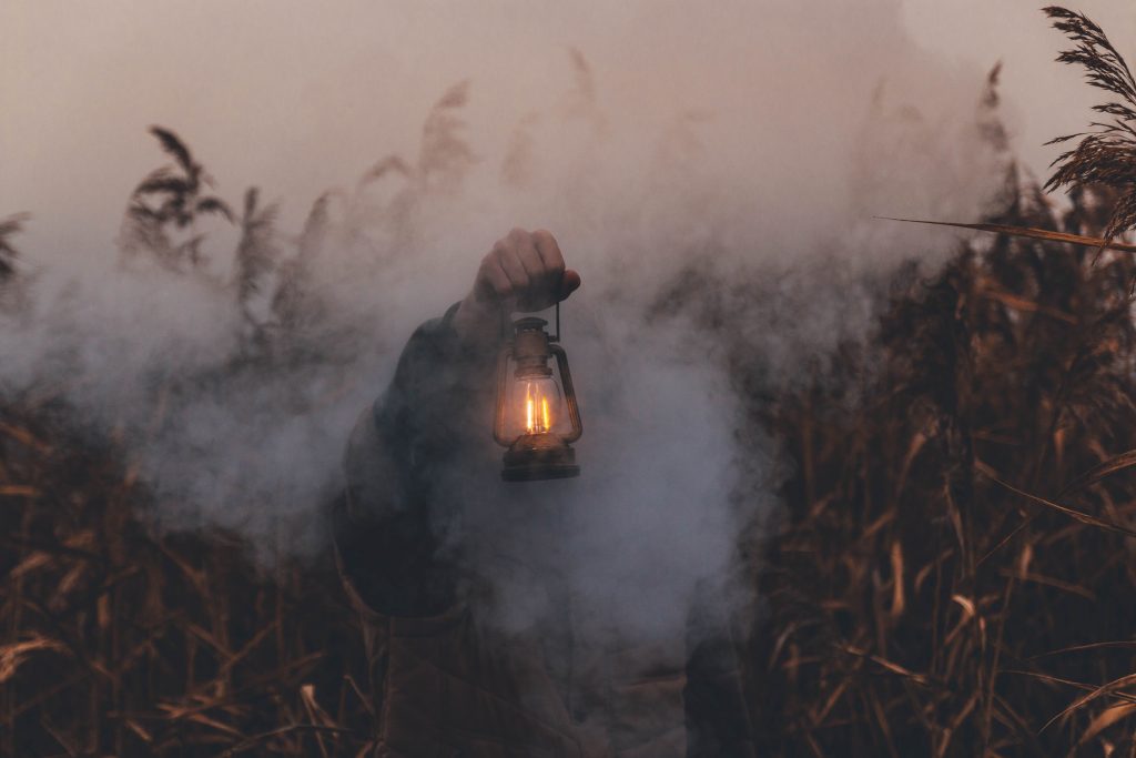 Smoke Sensor Technology for Early Forest Fire Detection
Foto oleh Vlad Bagacian: https://www.pexels.com/id-id/foto/orang-yang-memegang-lentera-minyak-tanah-1634845/