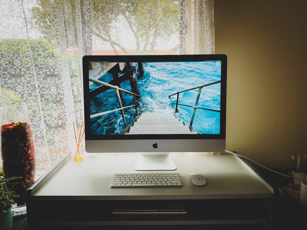 Photo by Yugantar Sambhangphe: https://www.pexels.com/photo/silver-imac-2661929/

Penerapan IoT dalam Lingkungan Kerja