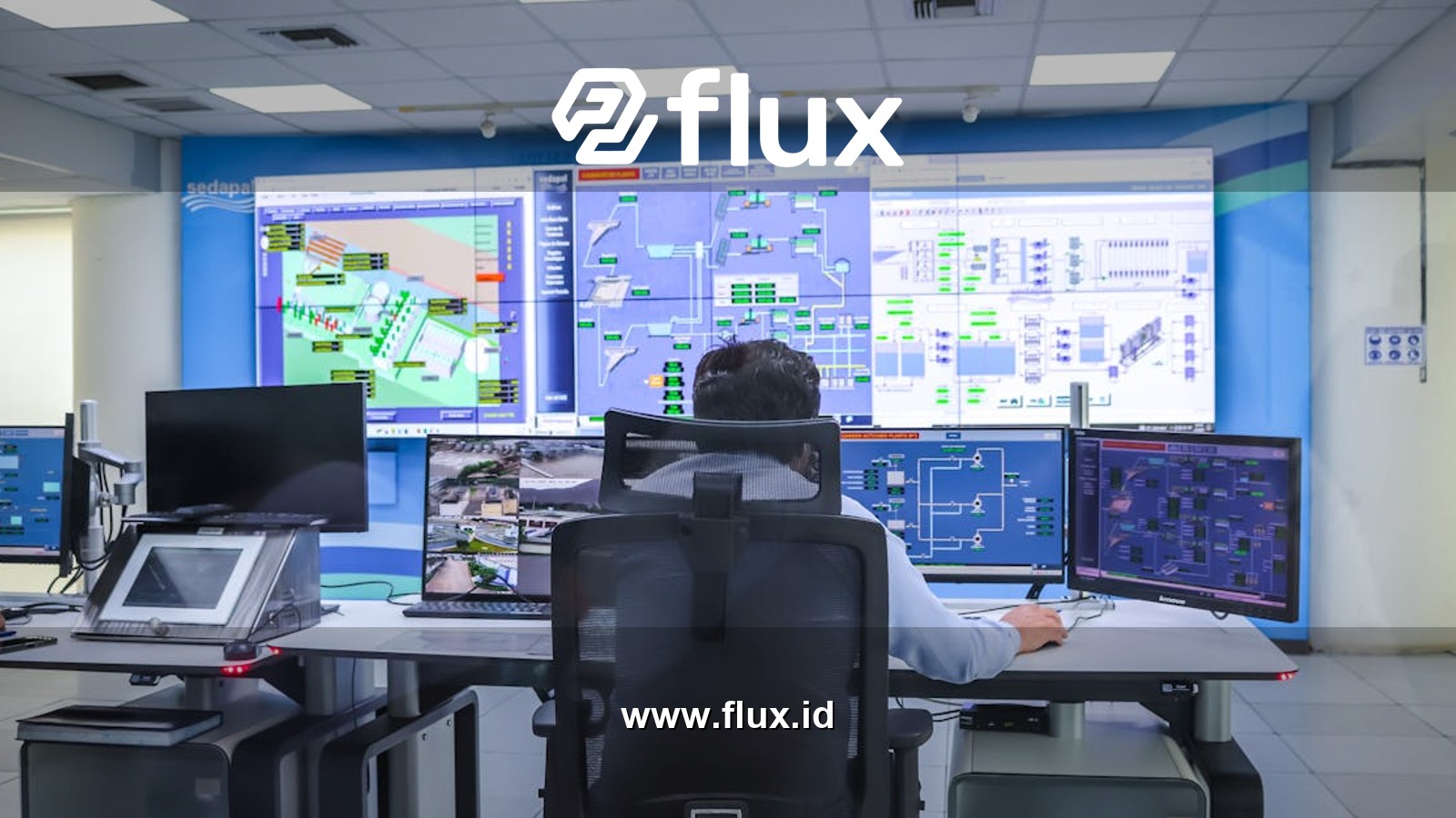 Operator in a modern control room managing technological systems in El Agustino, Lima.