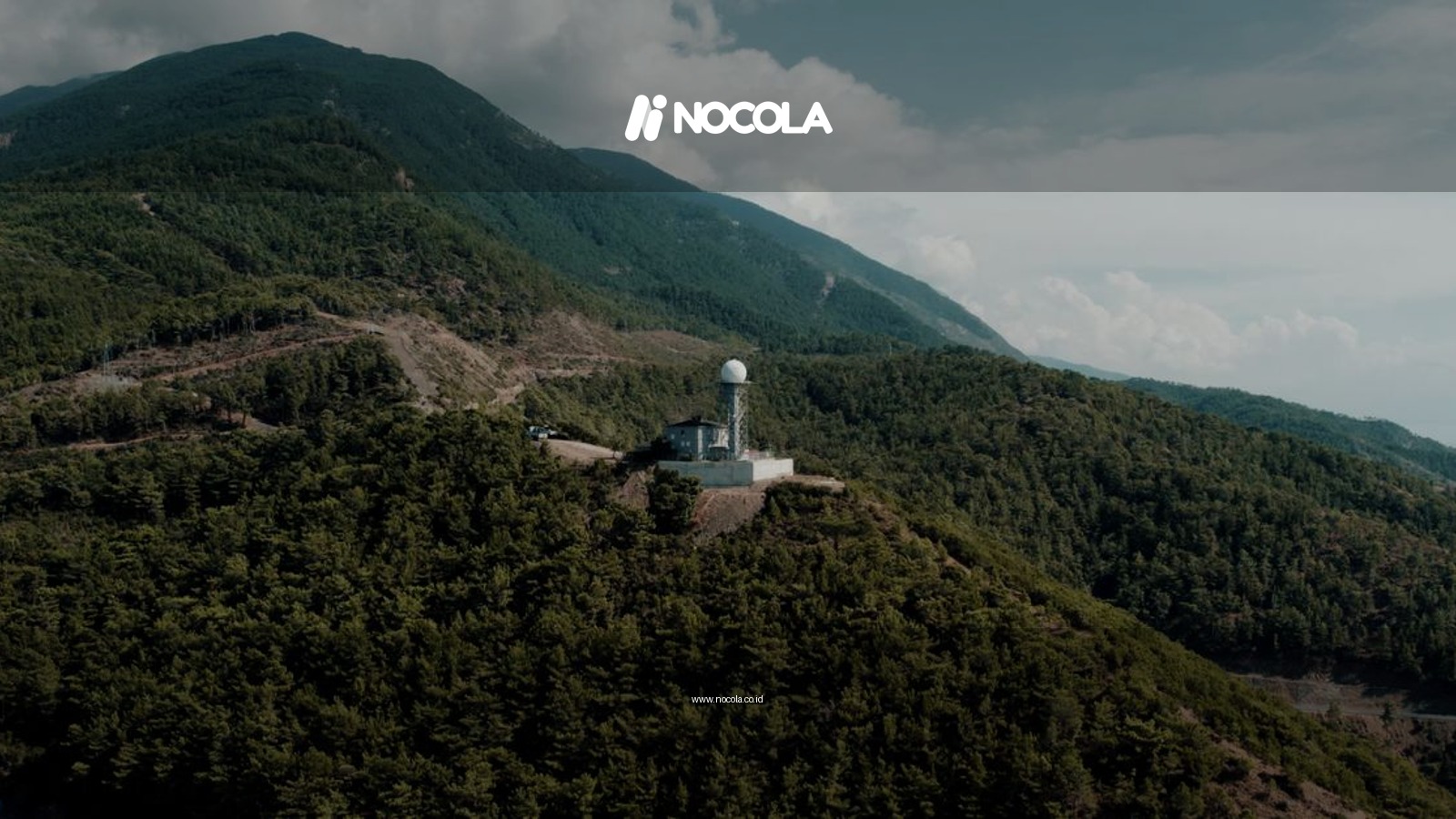 Stunning aerial shot of a radar station situated among lush mountainous terrain in Hatay, Türkiye.