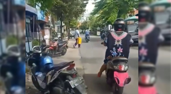 Hindari ETLE, Emak-Emak Ini Viral Setelah Tutupi Pelat Motor Pakai Celana Dalam