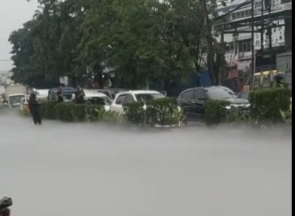 Diduga Gas Bocor, Jalan Cimone Tangerang Tertutup Asap