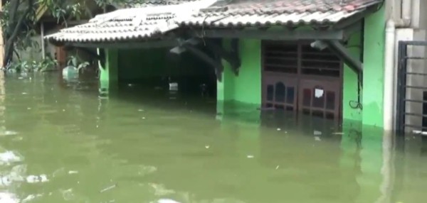 Banjir 1,5 Meter Rendam Permukiman Warga di Tangerang