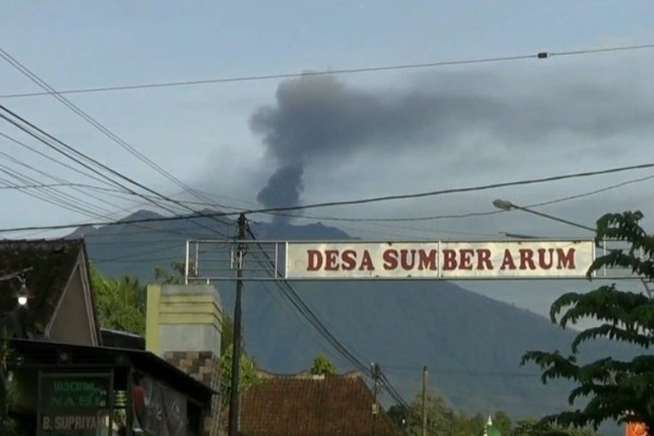 Gunung Raung Meletus