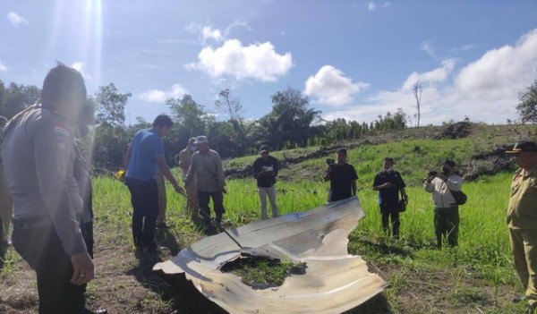 Serpihan Roket China Jatuh di Ladang Warga Kalbar