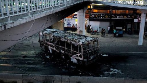 Anggota Kartel Narkoba Bakar Mobil Usai Operasi Militer di Meksiko