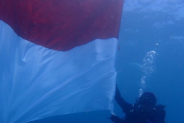 Bendera Merah Putih Berkibar di Taman Laut Pandanan Lombok