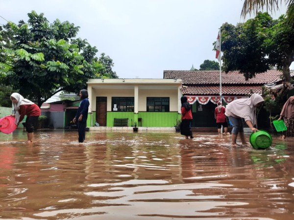 MI Nurul Islam Gelar Lomba Tangkap Ikan, Kepala Sekolah: Sambil Menunggu Surut