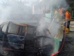 Sebuah Mobil Terbakar Usai Tabrak Tembok Warga di Wonogiri