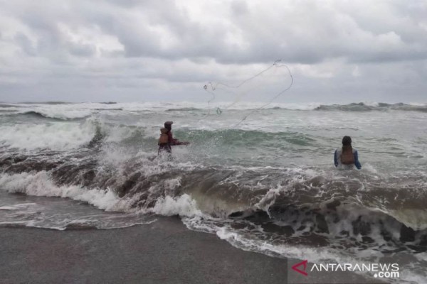 Hati-hati! BMKG Beri Peringatan Gelombang Tinggi di Laut Selatan Jateng