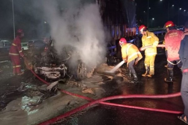 Hasil Olah TKP Mobil Porsche Tabrak Truk di Tol Jagorawi dalam Kondisi Ngebut