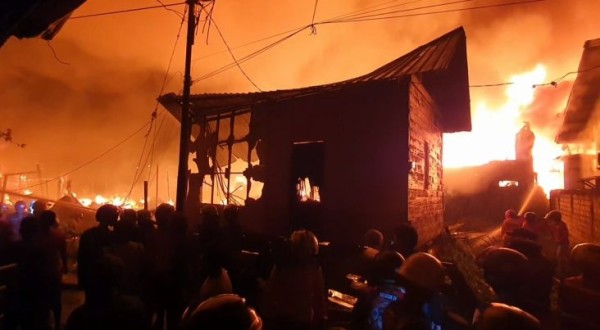 Belasan Rumah Ludes Usai Jago Merah Lahap Pemukiman Padat