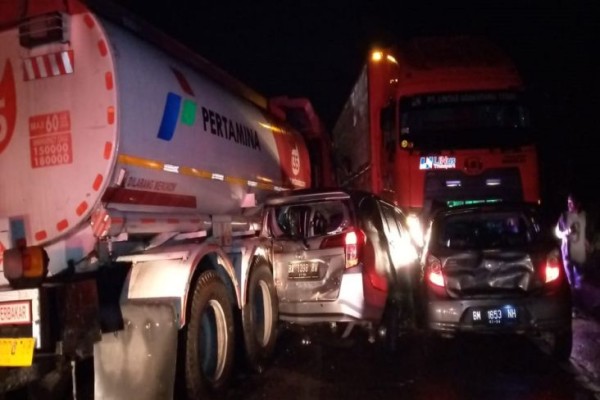 Truk Tangki BBM Tabrak 2 Minibus di Sitinjau Lauik