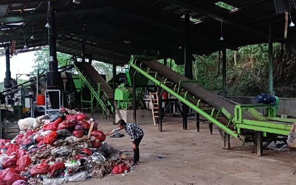 Mesin Pencacah Sampah Seharga Rp 8 Miliar di TPAS Cilowong Terbengkalai