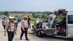 Kecelakaan Maut di Tol Batang, Truk Trailer vs Minibus