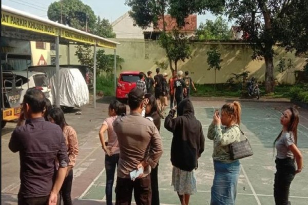 Teciduk Bermesraan di Hotel, Belasan Muda-mudi di Banyumas Diringkus Polisi