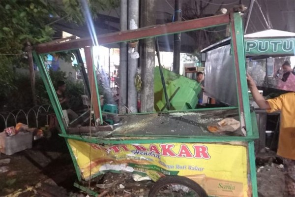 Diduga Salah Injak Gas, Pengemudi Mobil Tabrak 5 PKL di Bekasi