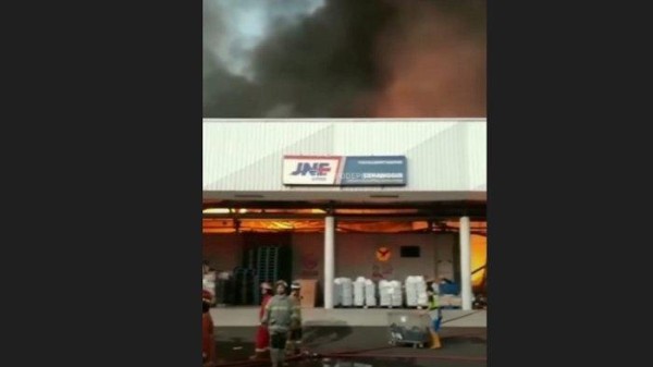 Gudang JNE Pekapuran Terbakar