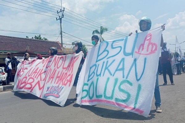 Buruh di Majalengka Dorong Motor Tolak Kenaikan Harga BBM