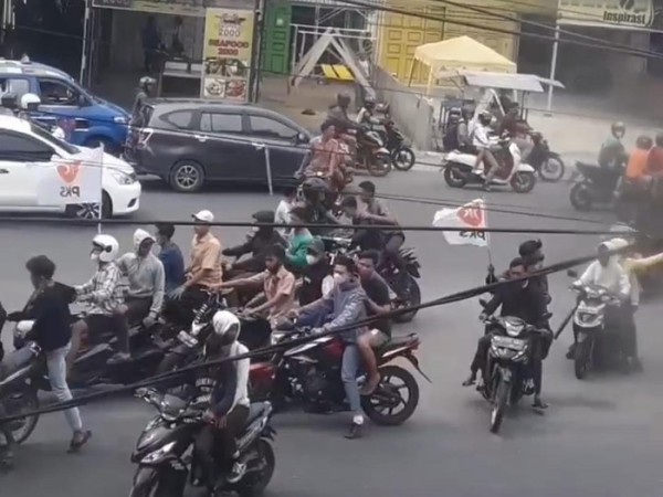 Viral Remaja Konvoi Bawa Sajam dan Bendera Partai