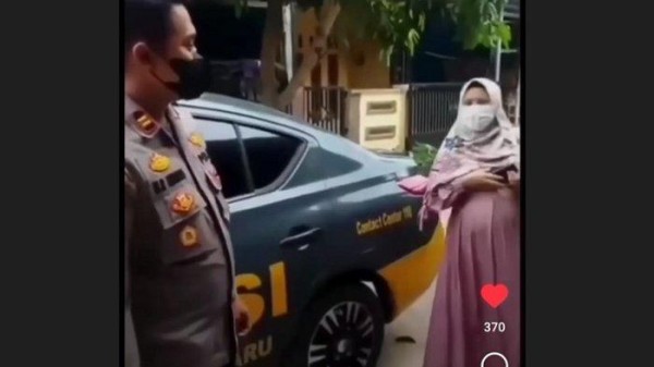 Terwujud! Ibu Hamil Ini Ngidam Naik Mobil Patroli Polisi