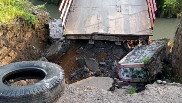 Jembatan Penghubung Antar Kampung di Bogor Amblas