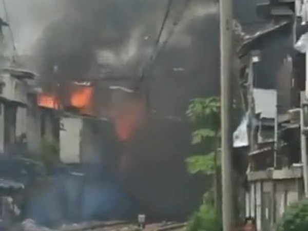 Kebakaran Lahap Rumah di Dekat Stasiun Ancol